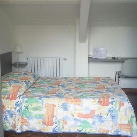 Hotel Restaurant Les 3 Chenes Fréjus 外观 照片