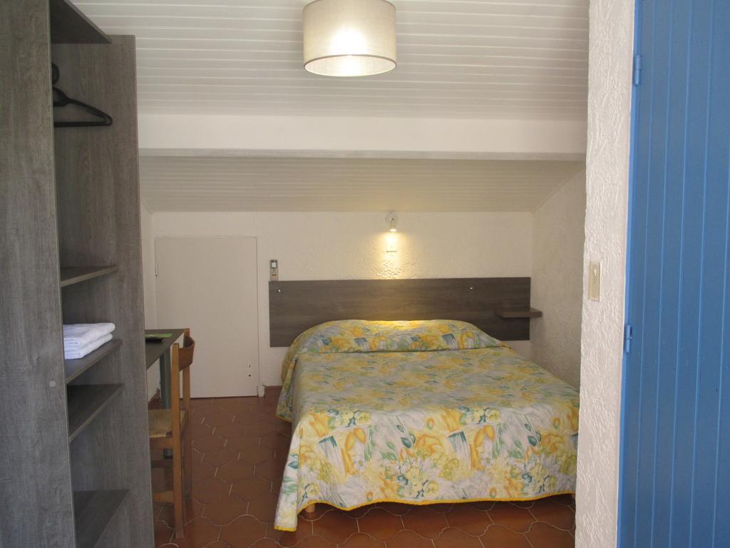 Hotel Restaurant Les 3 Chenes Fréjus 外观 照片