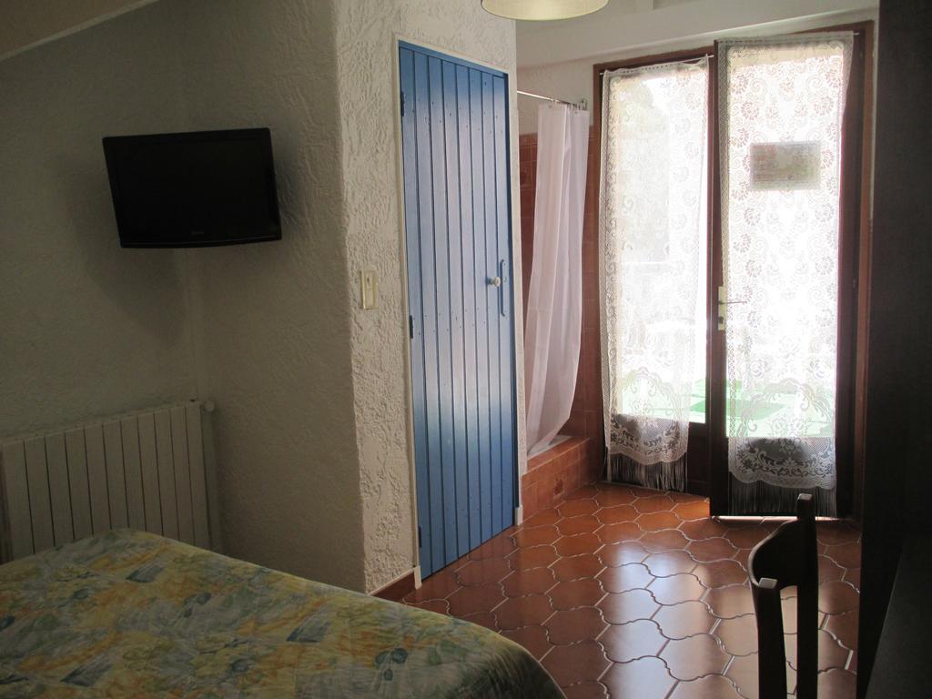 Hotel Restaurant Les 3 Chenes Fréjus 外观 照片