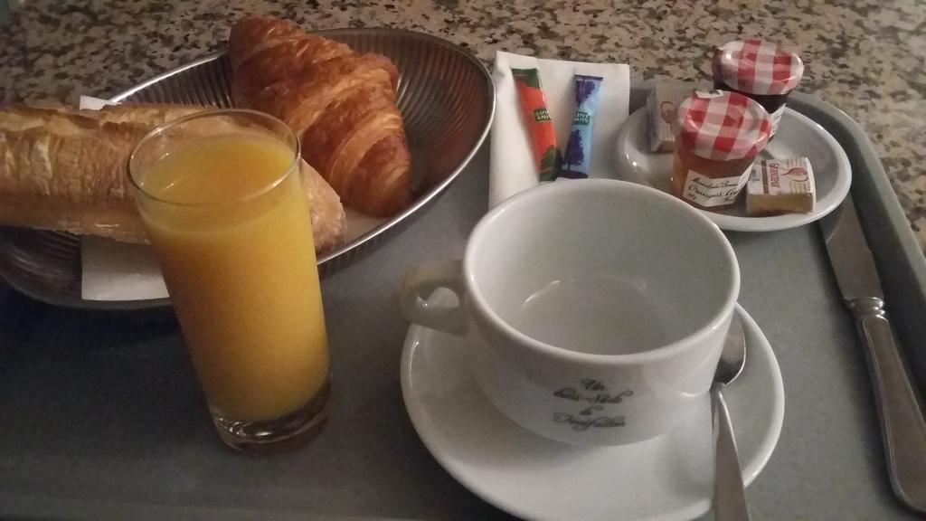 Hotel Restaurant Les 3 Chenes Fréjus 外观 照片