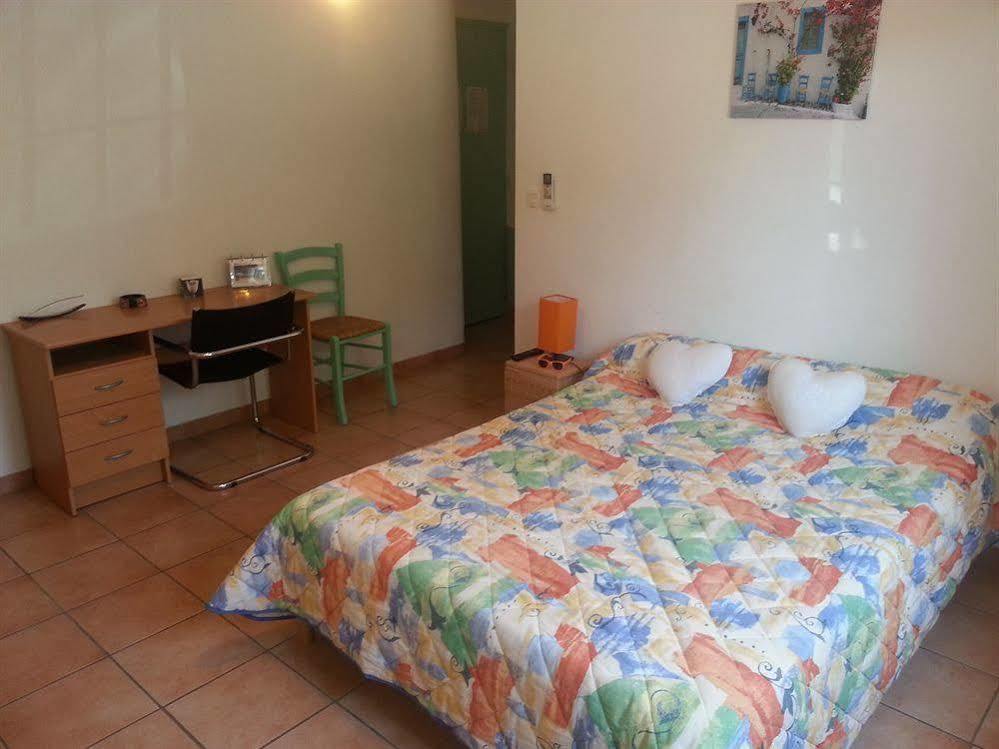 Hotel Restaurant Les 3 Chenes Fréjus 外观 照片