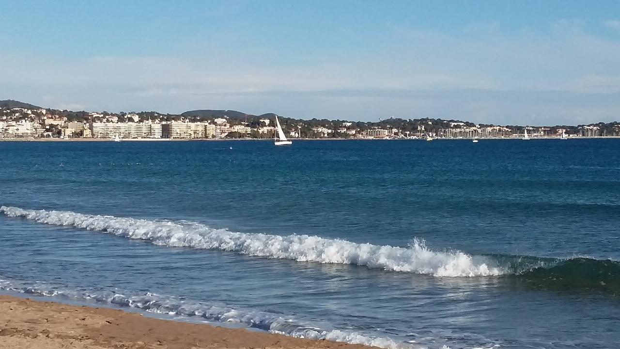 Hotel Restaurant Les 3 Chenes Fréjus 外观 照片