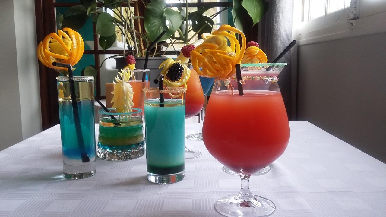 Hotel Restaurant Les 3 Chenes Fréjus 外观 照片
