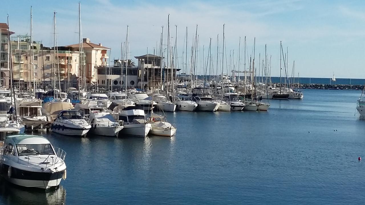 Hotel Restaurant Les 3 Chenes Fréjus 外观 照片