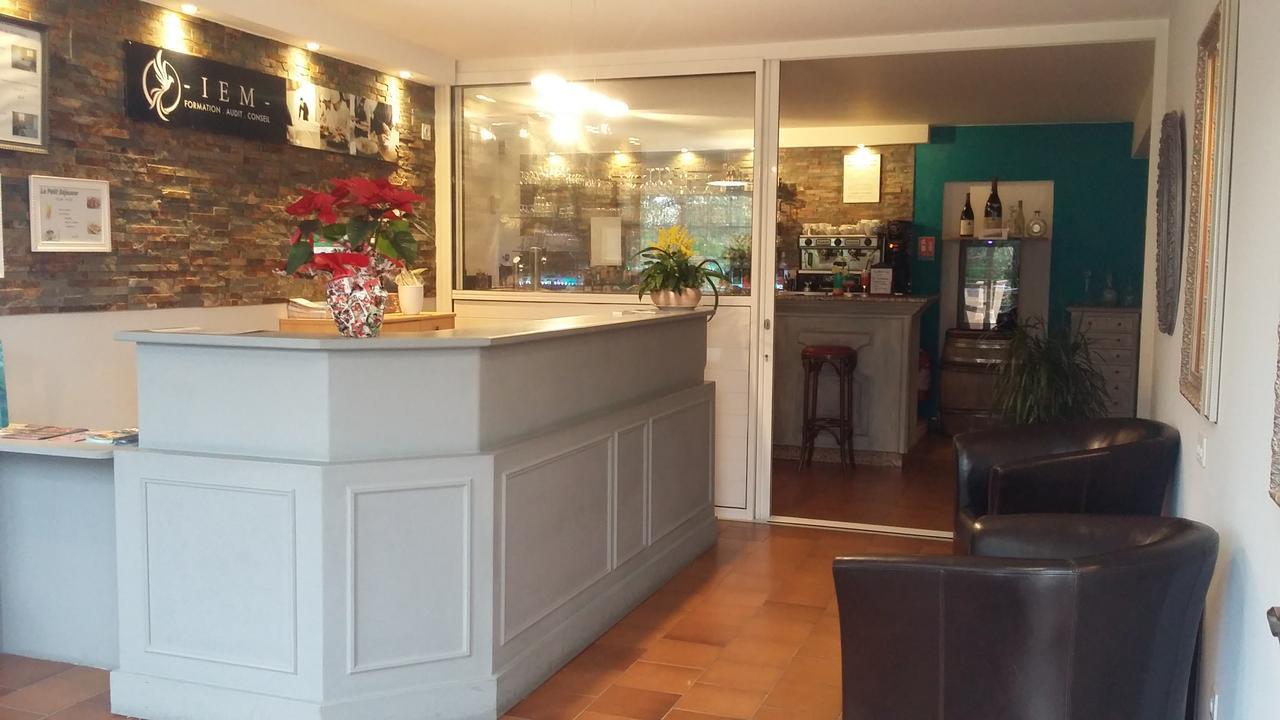 Hotel Restaurant Les 3 Chenes Fréjus 外观 照片