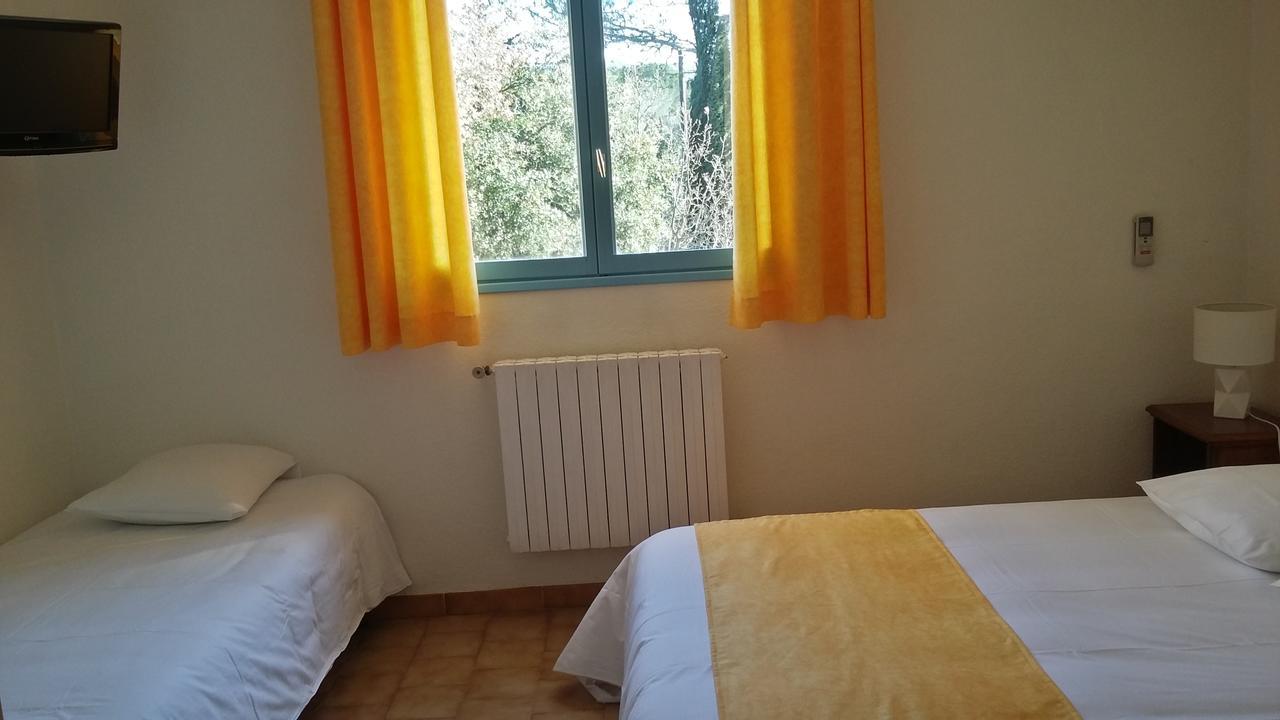 Hotel Restaurant Les 3 Chenes Fréjus 外观 照片