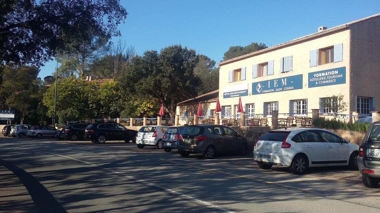 Hotel Restaurant Les 3 Chenes Fréjus 外观 照片