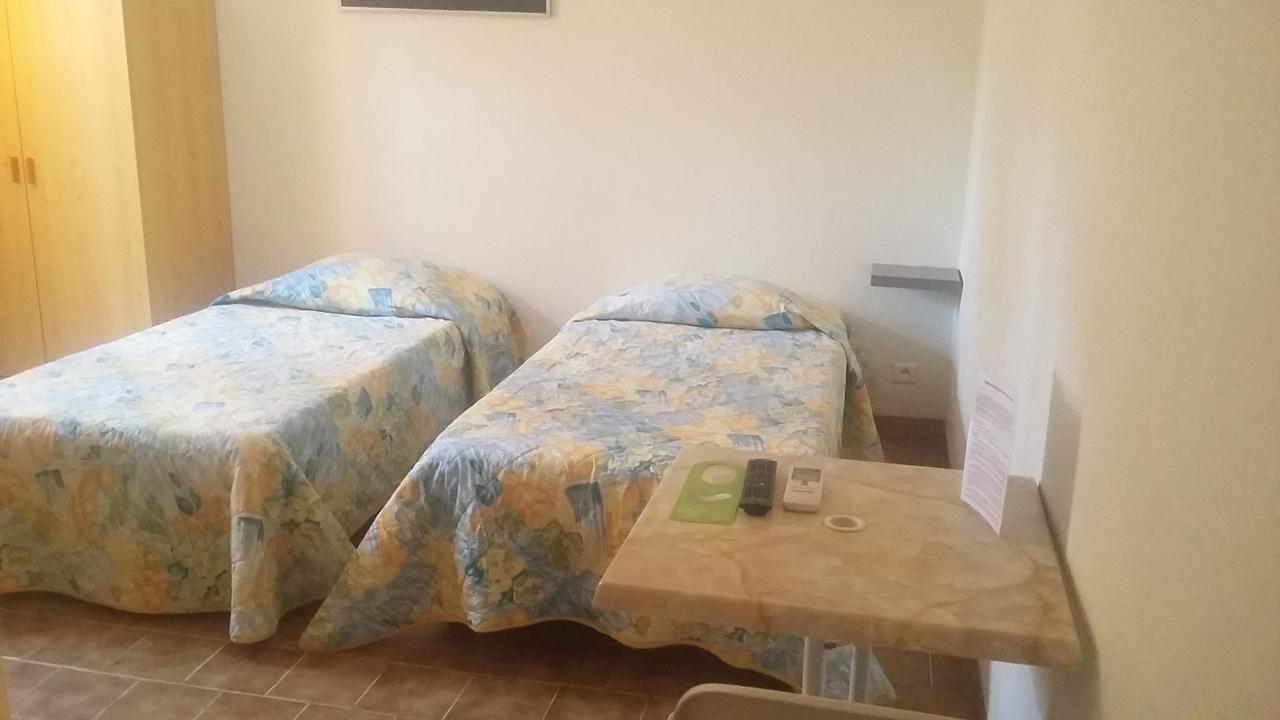 Hotel Restaurant Les 3 Chenes Fréjus 外观 照片